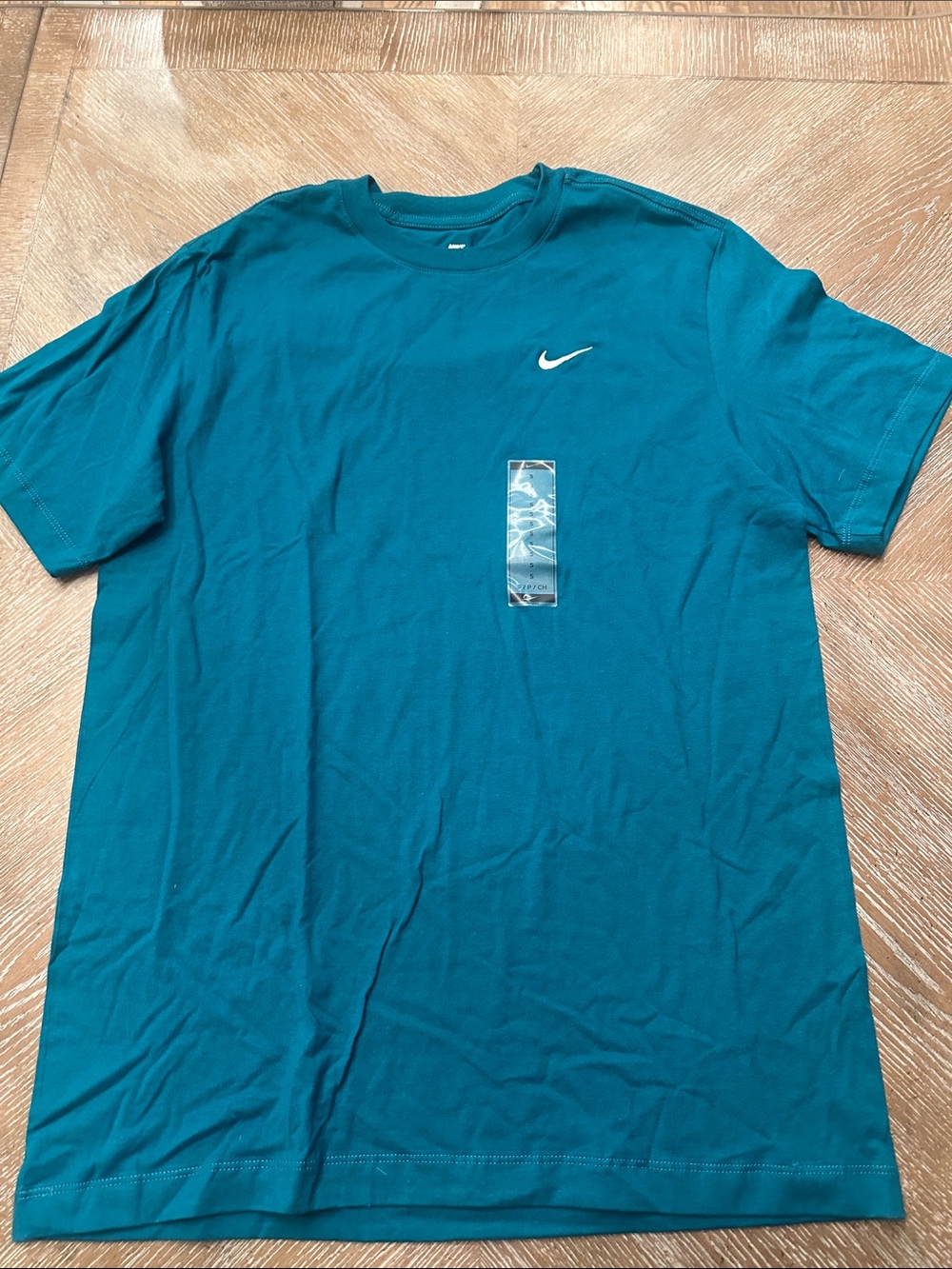 The Nike Tee Short Sleeve in Teal Blue-Green